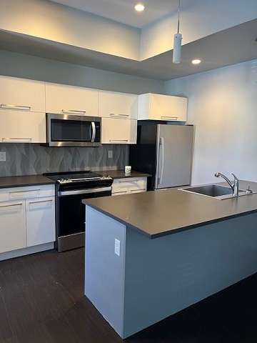 Spacious 2 Bedroom Town home with Garage & Private Courtyard